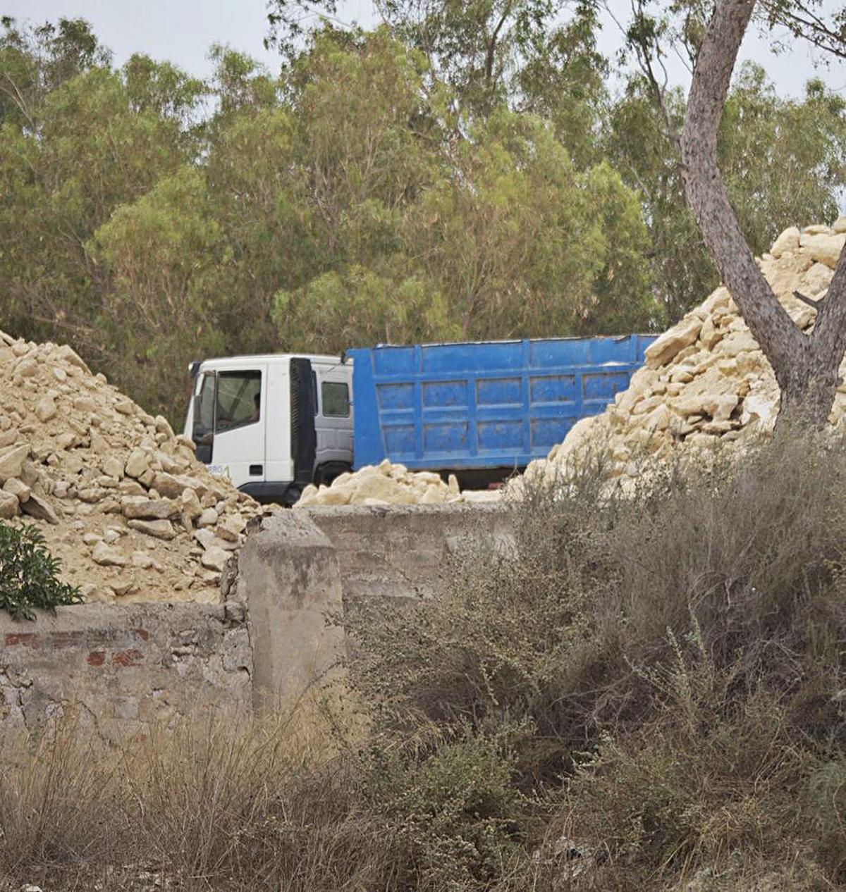 Vecinos Denuncian Vertidos De Obra En Una Parcela En Villafranqueza