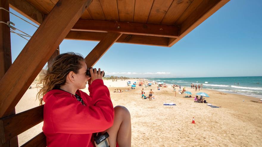 Mantienen a los socorristas en las playas ante un verano cada vez más