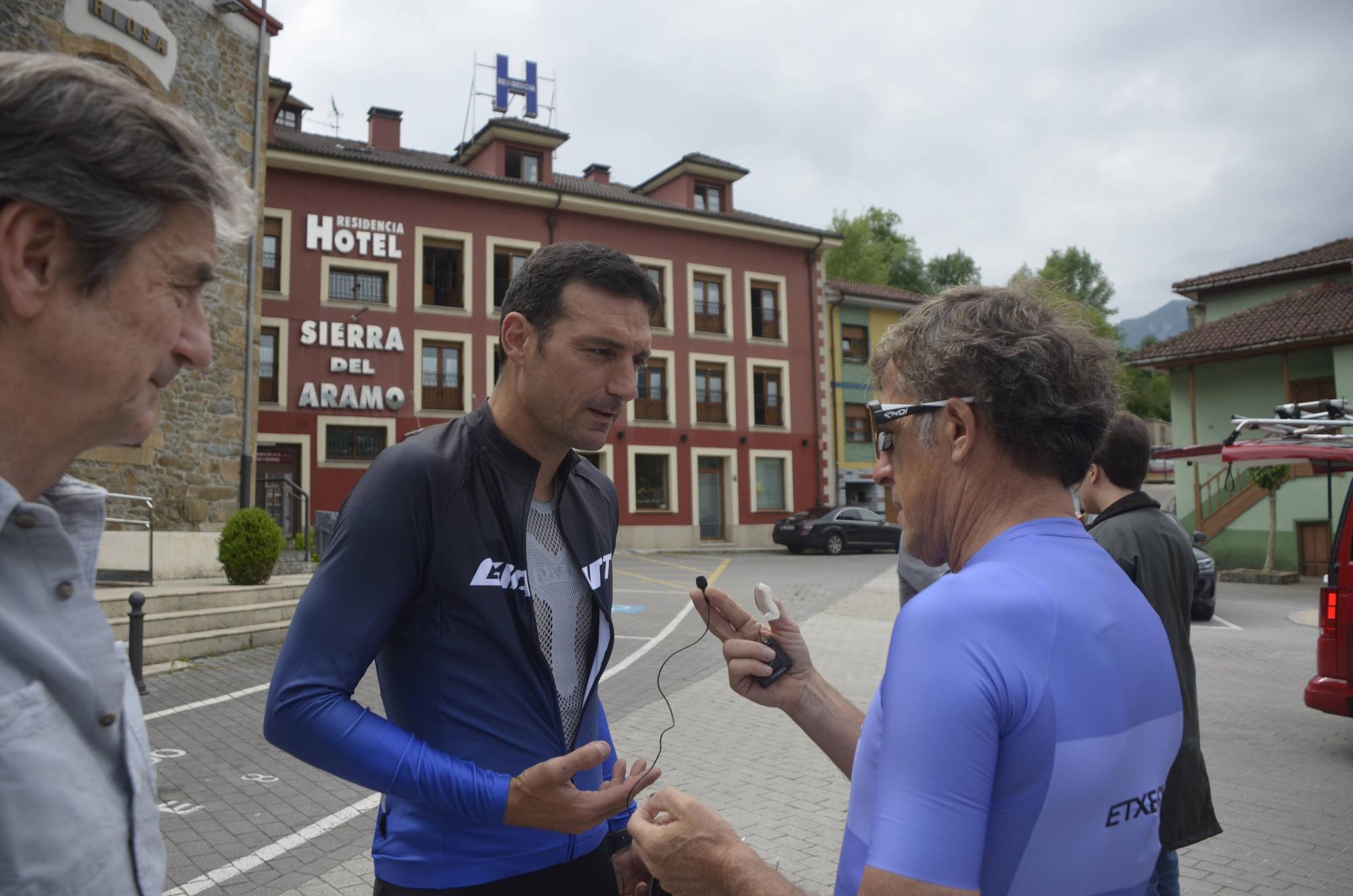 En imágenes El seleccionador argentino Lionel Scaloni y Pedro Delgado