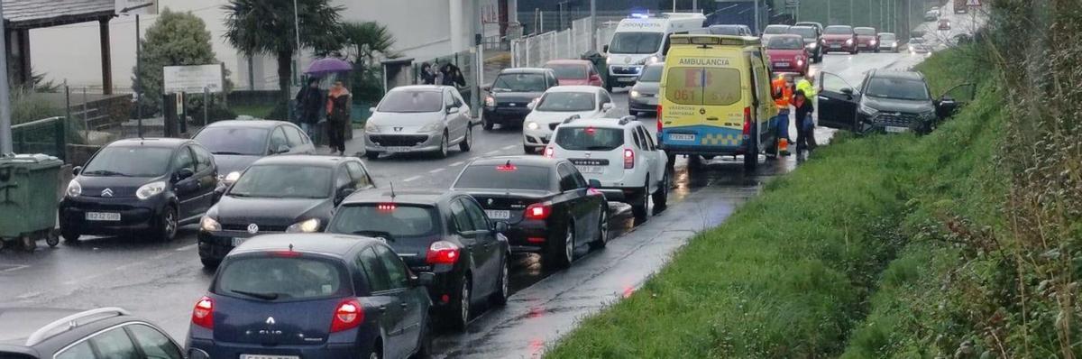 Una persona herida en un choque entre dos turismos en la rúa Amio