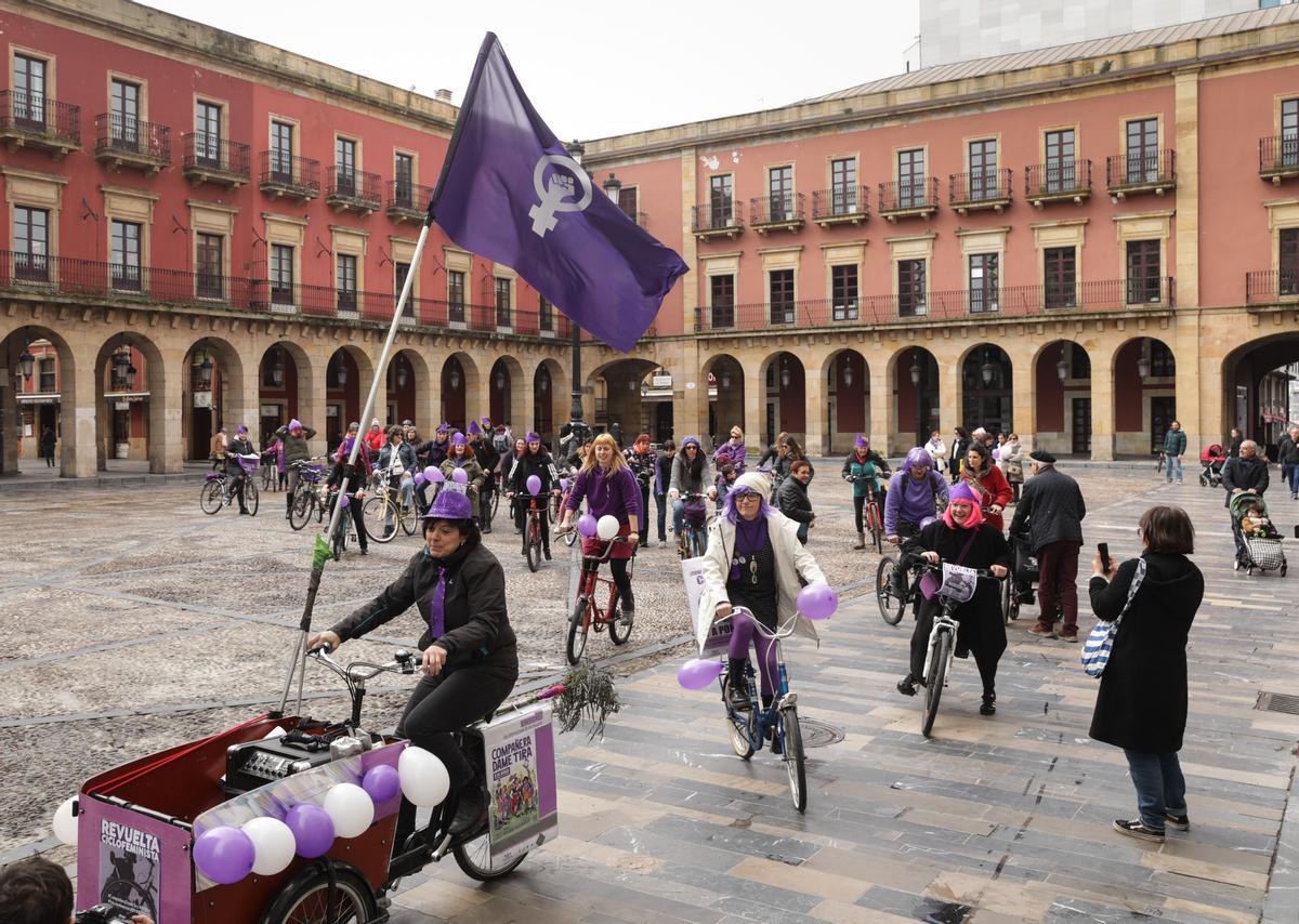 El 8M calienta motores en Gijón marcha en bici reivindicativa para