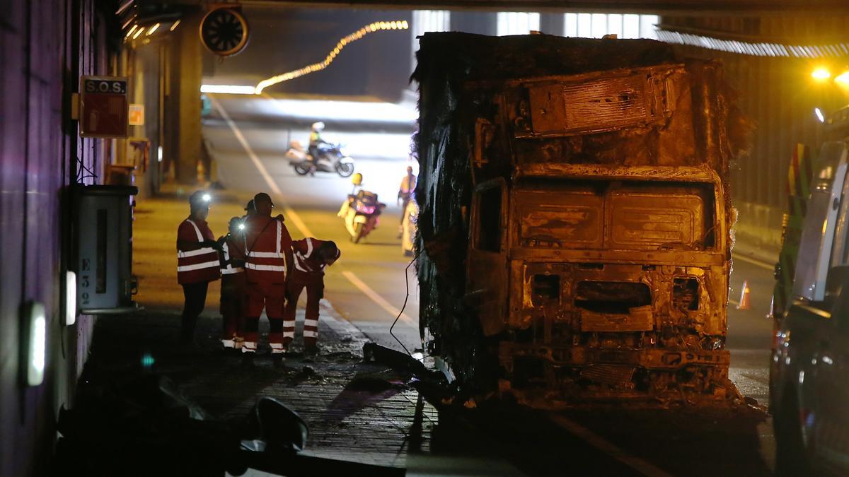 Vídeo El incendio de un camión corta un túnel de la Ronda de Dalt