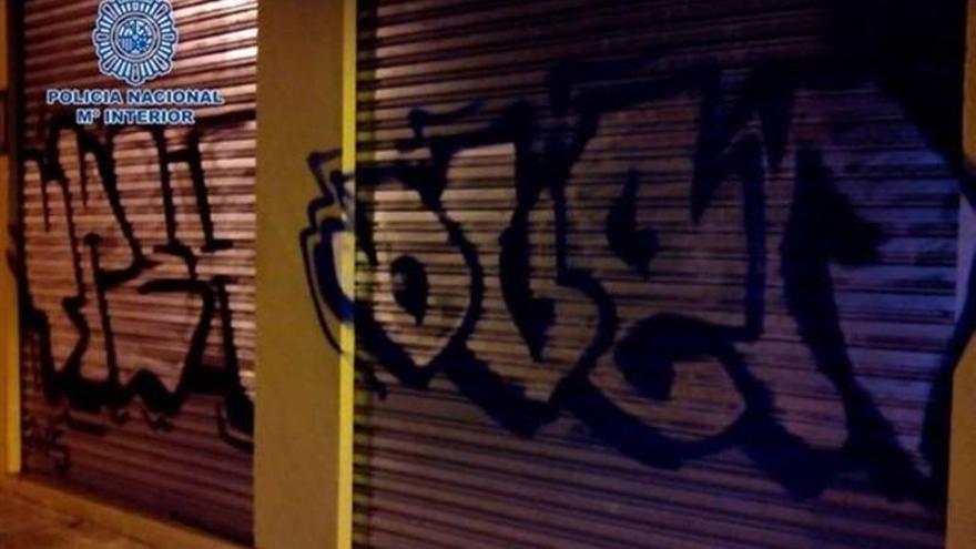 La Polic A Nacional Sorprende A Dos Grafiteros En Pleno Acto Vand Lico