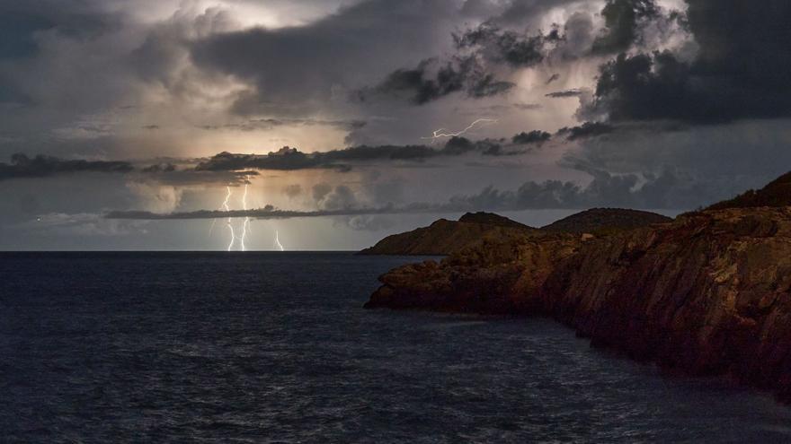 TEMPORAL IBIZA Rayos y truenos en Pou des Lleó