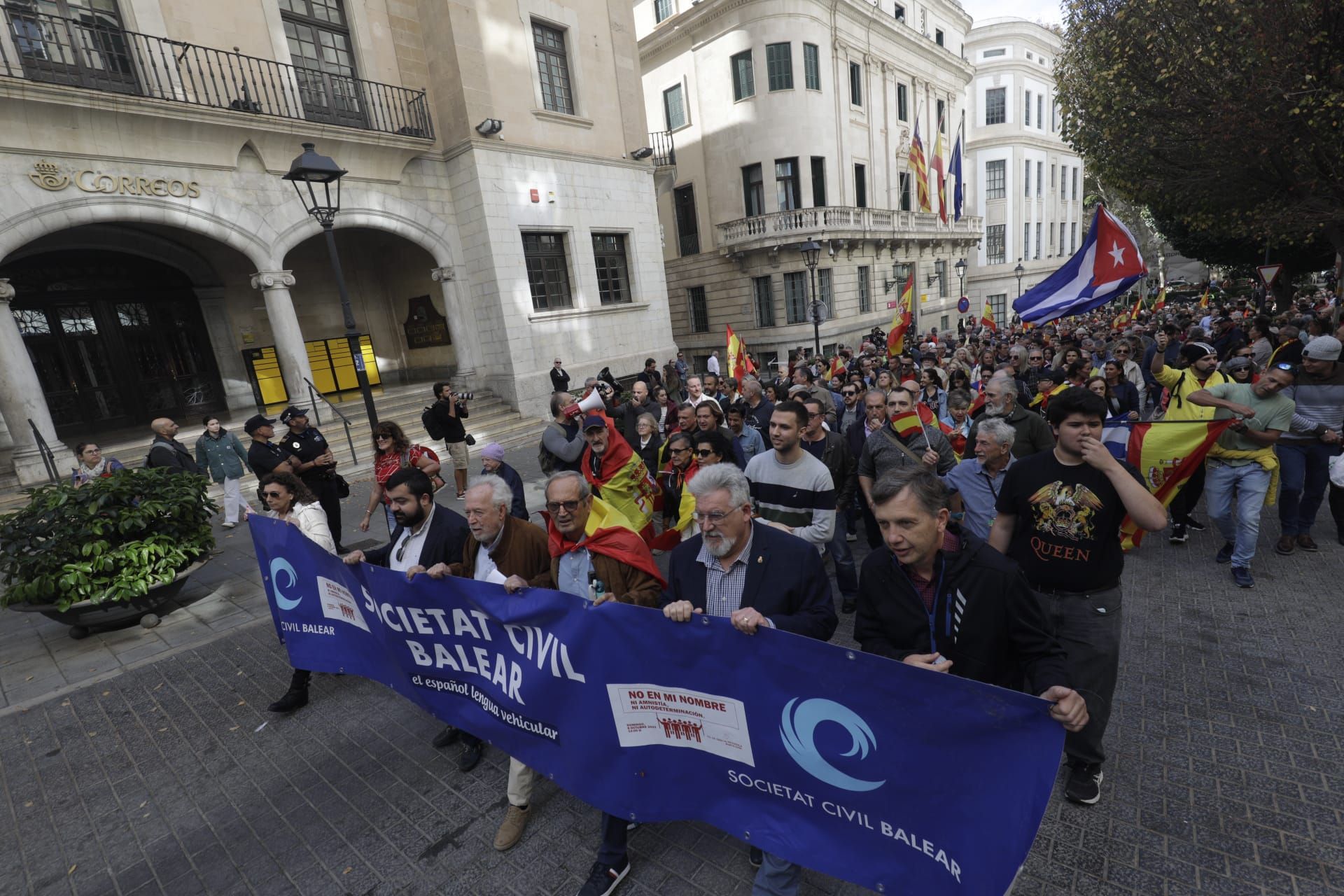 FOTOS Centenares de personas protestan en Palma contra la amnistía y