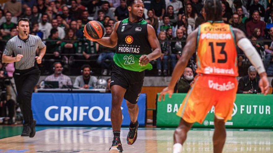 The basket of the year in Badalona: La Penya wins with a triple from 20 meters by Andrés Feliz The basket of the year in Badalona: La Penya wins with a triple from 20 meters by Andrés Feliz