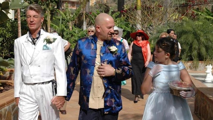 Mog N Celebra Una Boda Gay Religiosa Con Ambiente Festivo Ante