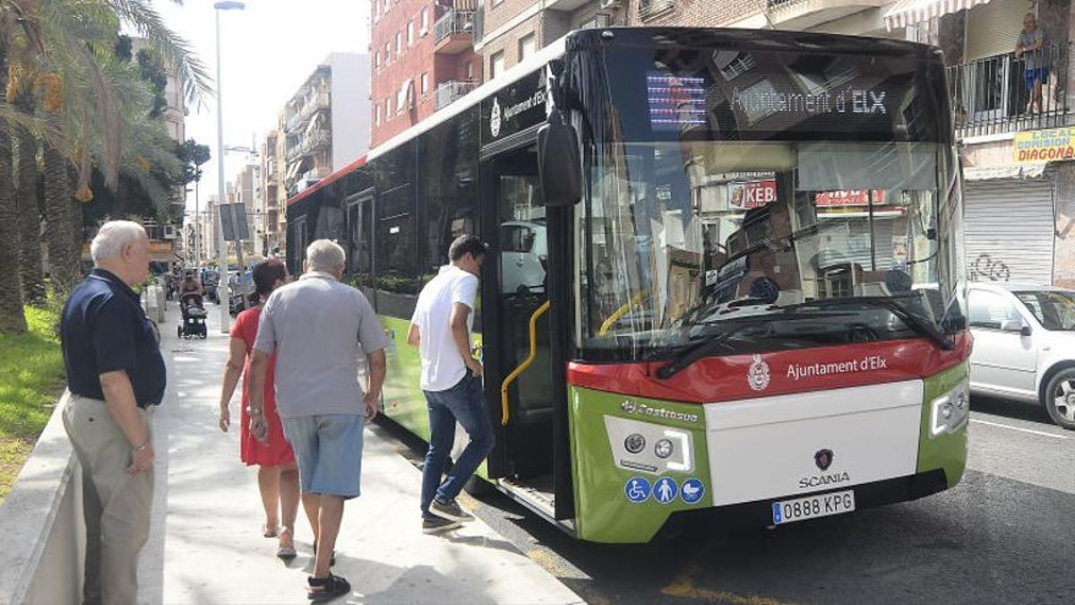 Los abonos del autobús urbano en Elche un 30 más baratos a partir de