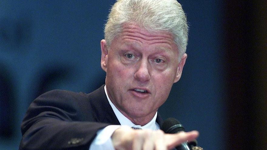 Publicadas Unas Fotos Comprometedoras De Bill Clinton Con Una De Las