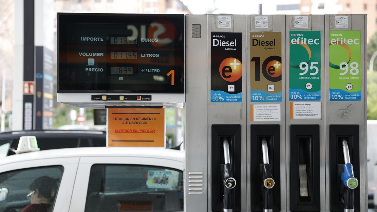 Imagen de archivo de una gasolinera en Madrid. EFE/Mariscal