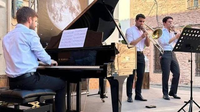 Músicos tocando en un concierto en Faura.