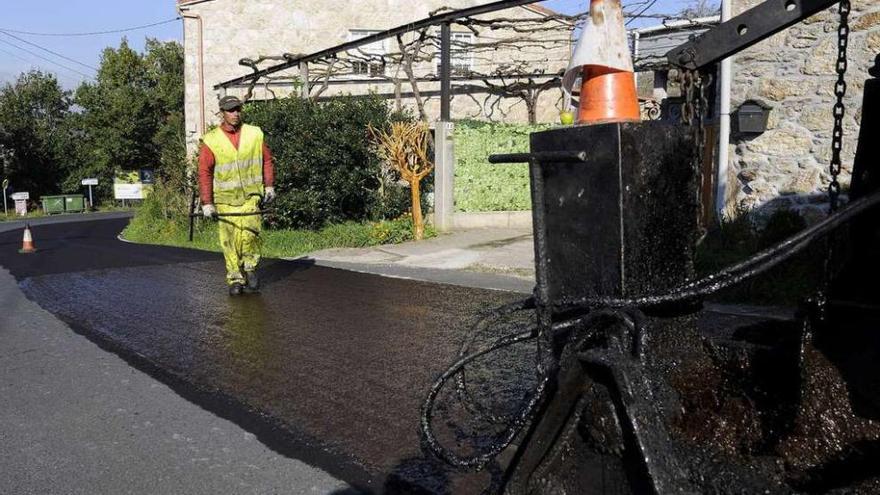 Obras, ayer, en la carretera que une A Estrada con Ponte Ulla, la PO-213. // Bernabé/Javier Lalín