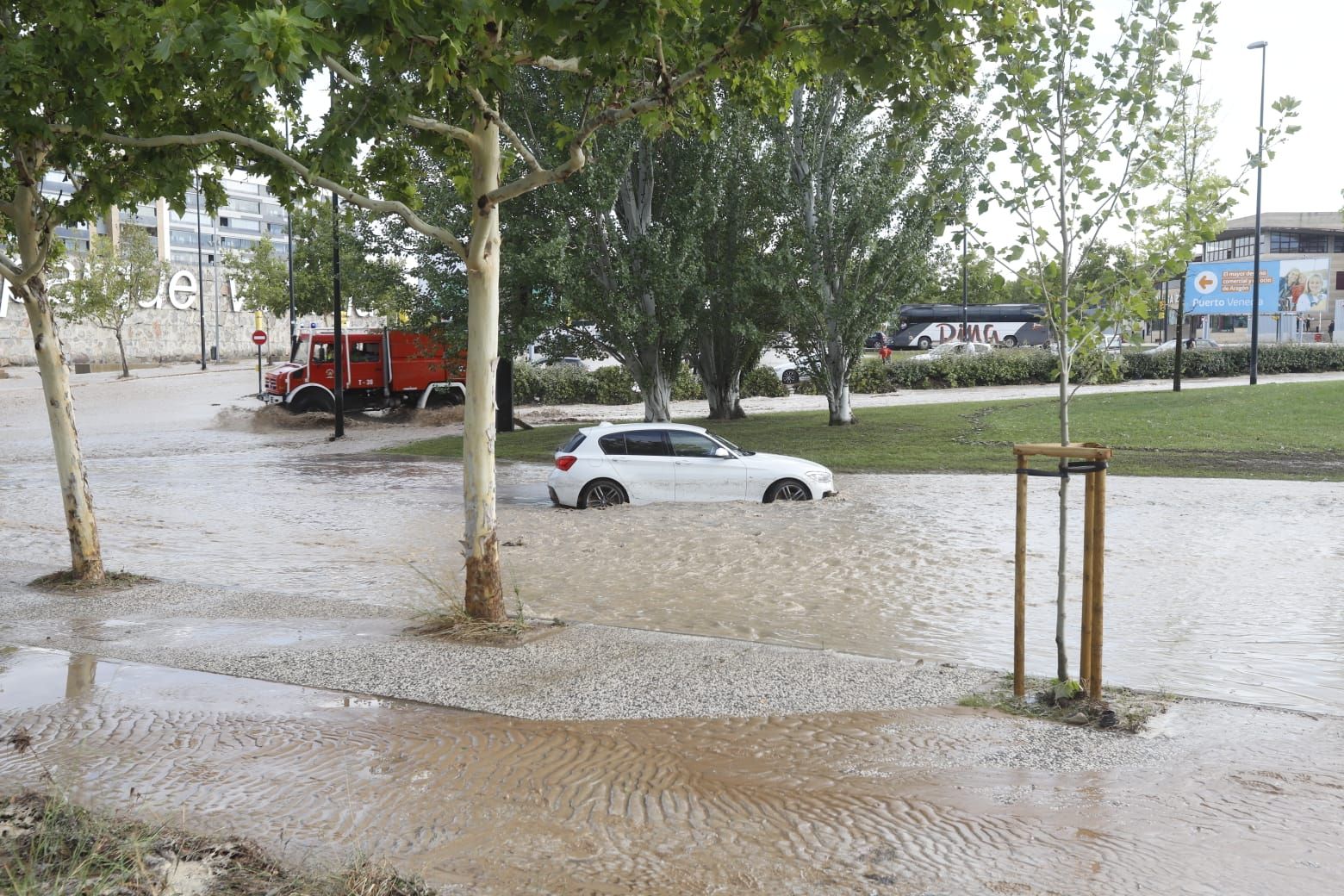 EN IMÁGENES | Así están las calles de Zaragoza por el tormentón de lluvia y granizo