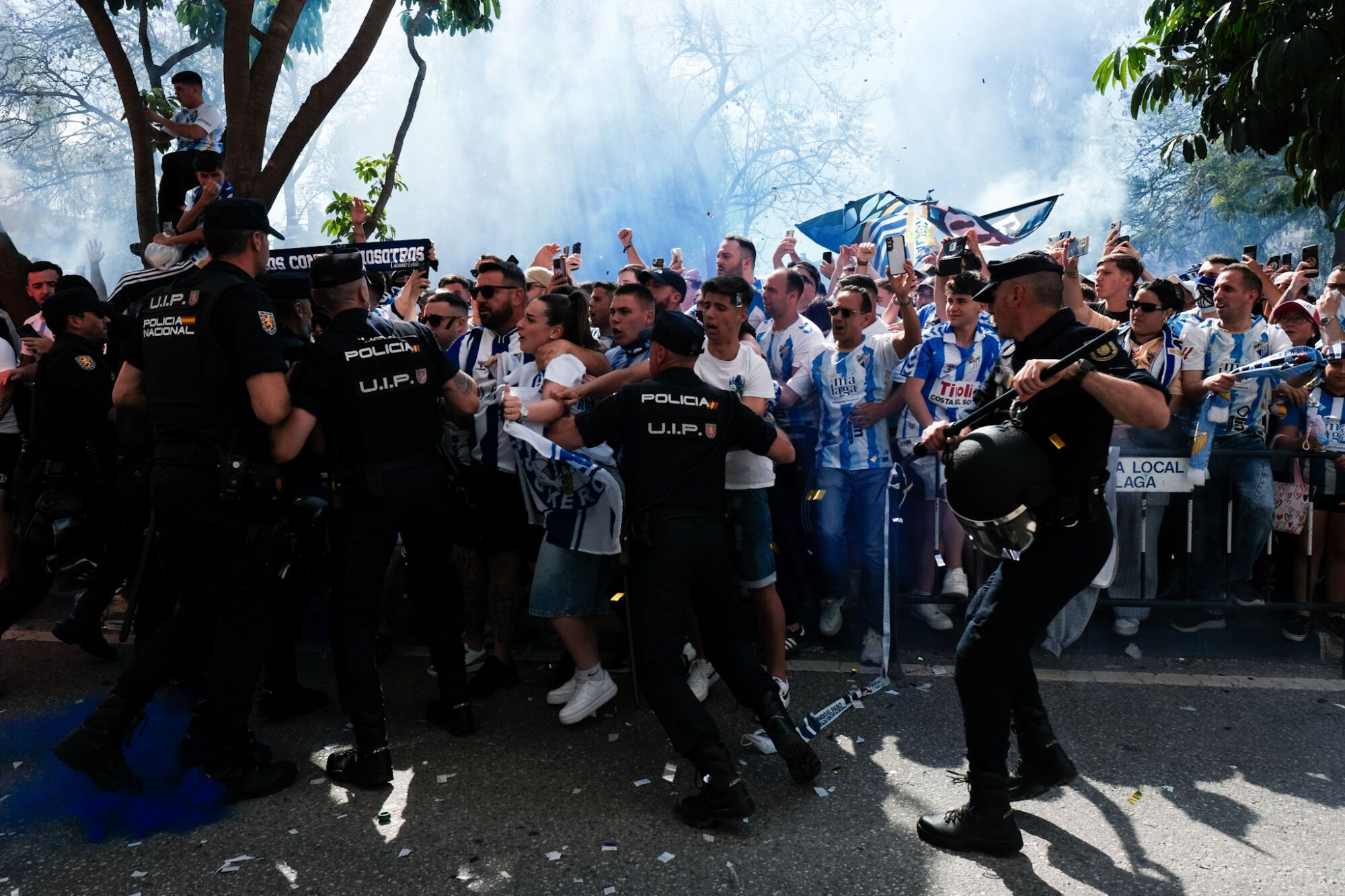 Recibimiento de la afición al Málaga CF antes del derbi regional contra el Granada en La Rosaleda
