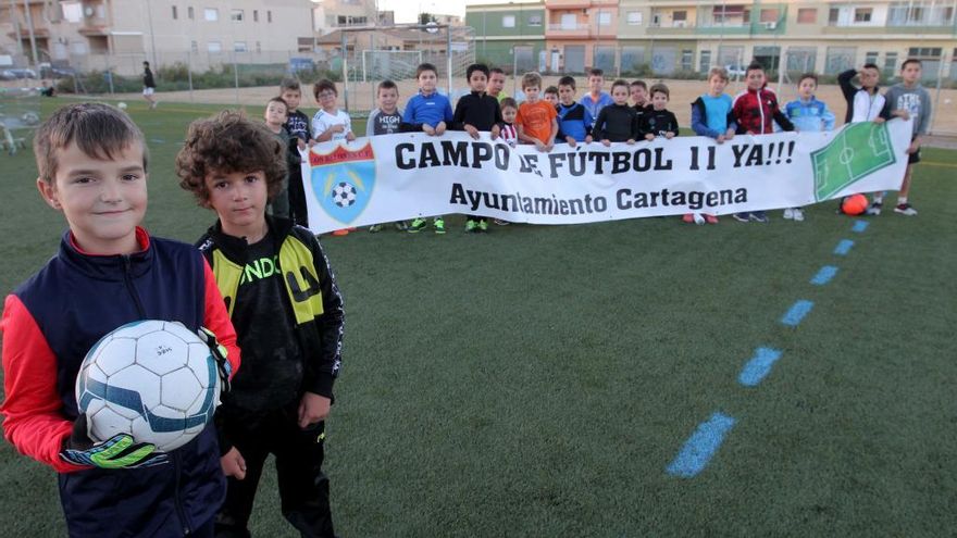 Algunos de los niños del club con la pancarta en la que piden el campo.