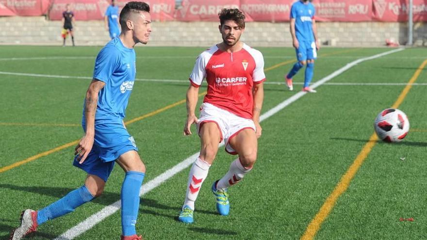 Marcos Legaz presiona a un jugador del Mar Menor.