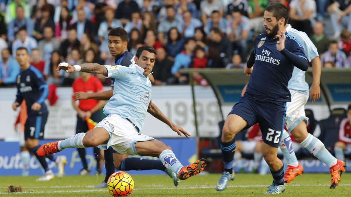 Augusto disputa un balón con Isco en Balaídos.