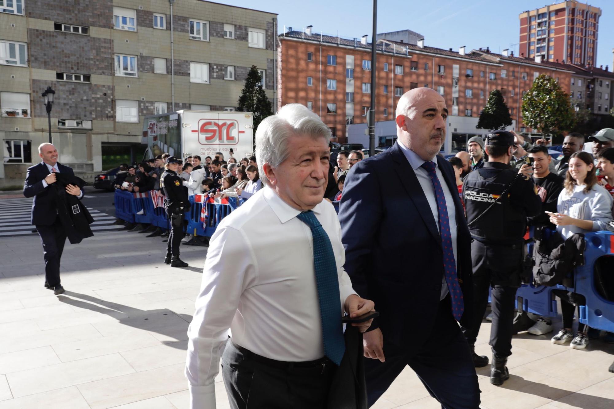 El Atlético de Madrid ya está en Oviedo: el Cholo, aclamado a su llegada por cientos de hinchas