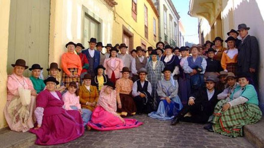 Foto de familia de la Agrupación Folclórica &#039;Noroeste Guiense&#039;. | la provincia / dlp