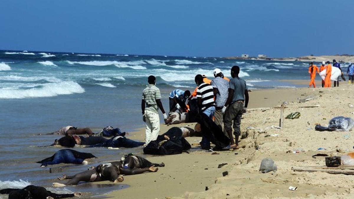 Encontrados diversos cadáveres de la embarcación con 300 inmigrantes que naufragó cerca de Trípoli