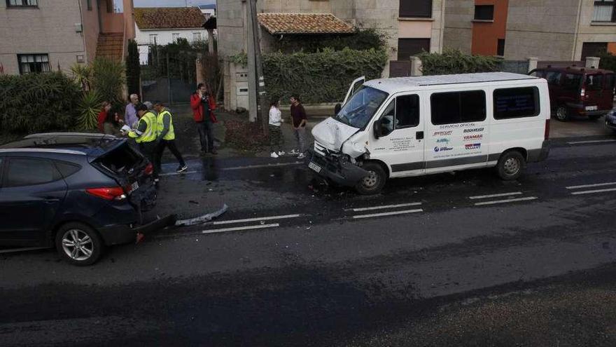 Los dos vehículos accidentados en el lugar donde se produjo el accidente. // Santos Álvarez