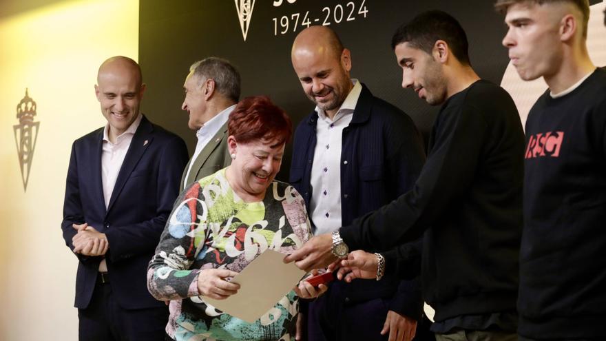 Acto de socios de Honor en El Molinón.