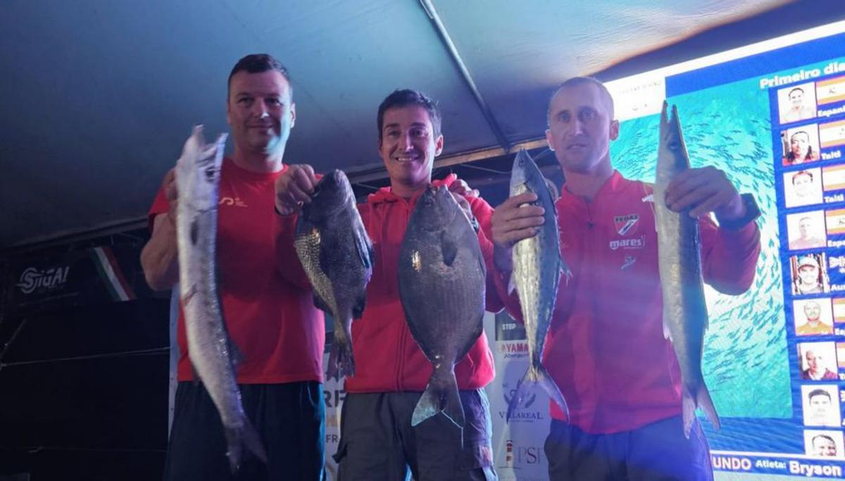Pescadores submarinos de la selección española en el mundial de Brasil. Elías Villar, de Bueu, es el primero por la derecha. |  Fedas