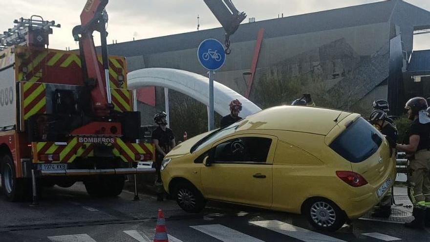 El vehículo sobre el puente del Piles después de que los bomberos excarcelasen al conductor.