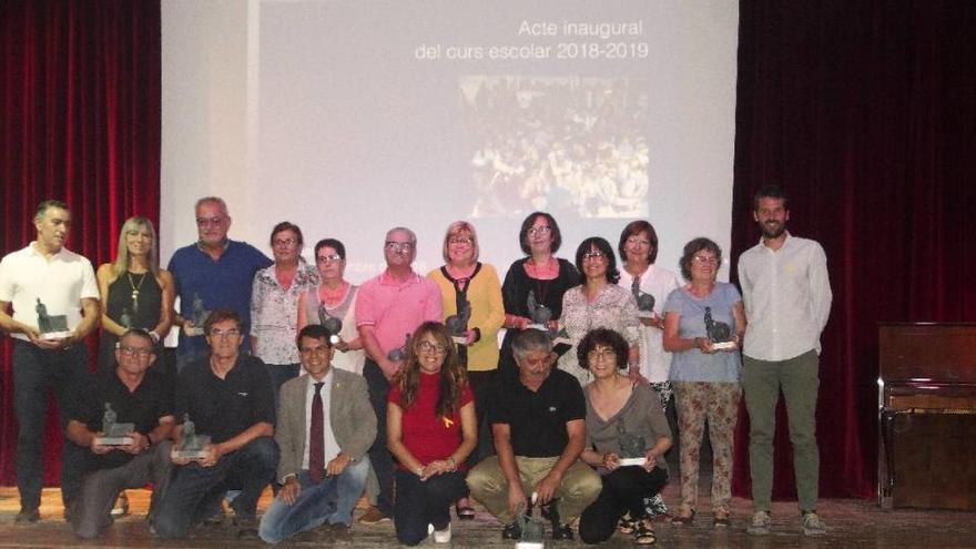 Grup de docents homenatjats, amb l&#039;alcalde d&#039;Igualada, Marc Castells