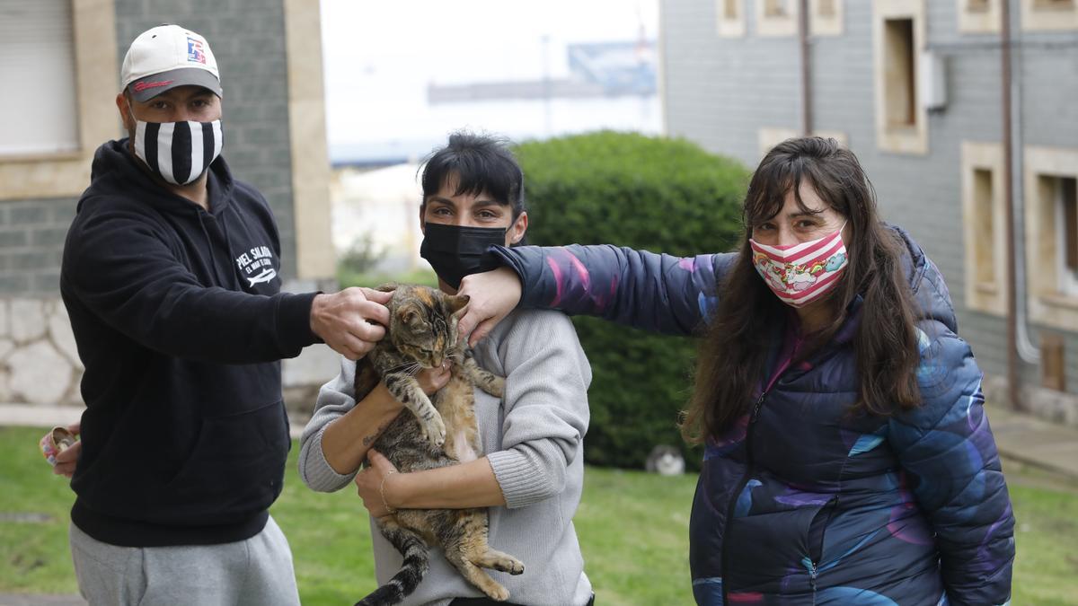 Manuel Ángel González, Sandra Fanjul y Mónica Jiménez con un ejemplar sin dueño en Pescadores.