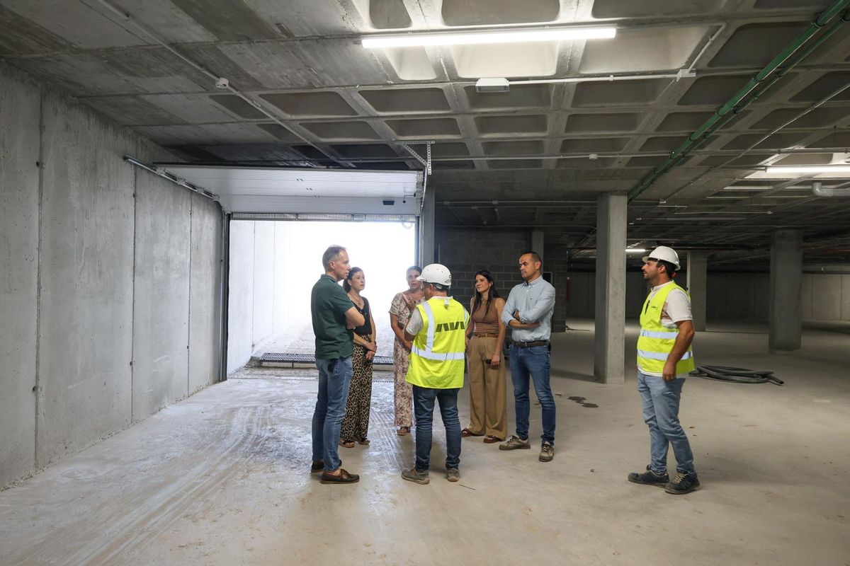Fulgencio Gil charla con representantes de la empresa constructora.