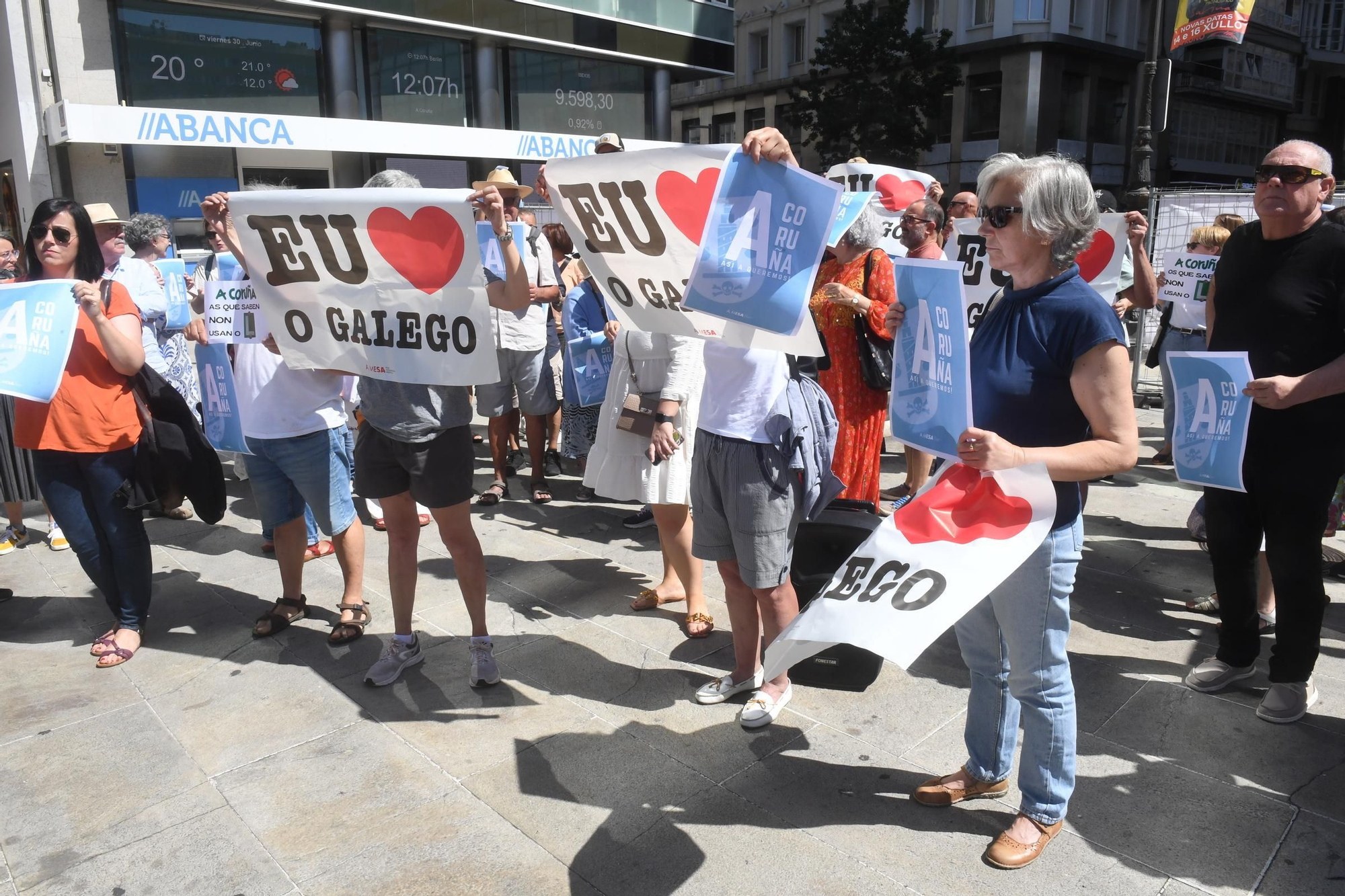 Concentración para mantener los topónimos en gallego