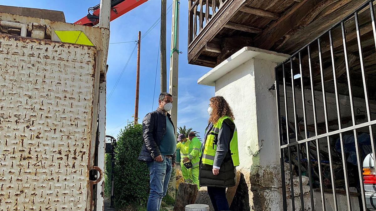 Javier Rodríguez, con operarios,  en una de las obras, en Valdesoto.