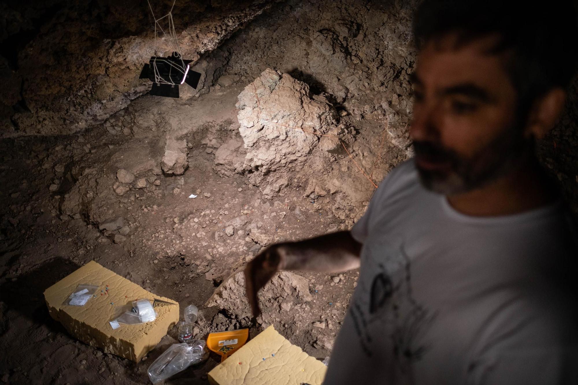 Excavación arqueológica en la Cueva de los Cabezazos, en Tegueste