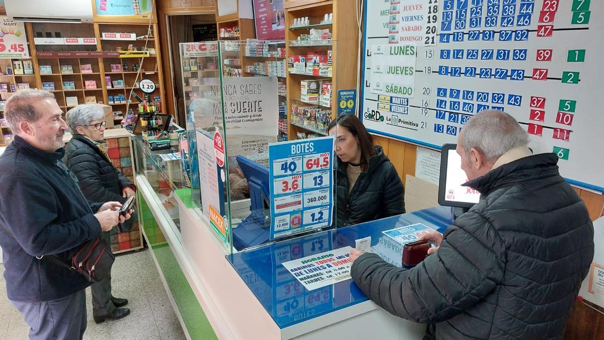 Interior de la administración de La Viñuela, en Córdoba, que ha vendido décimos del tercer premio de la Lotería de Navidad.