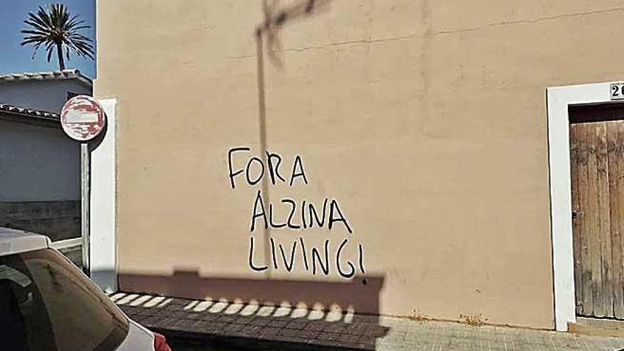 Una de las pintadas aparecidas ayer en una casa de Alzina Living.