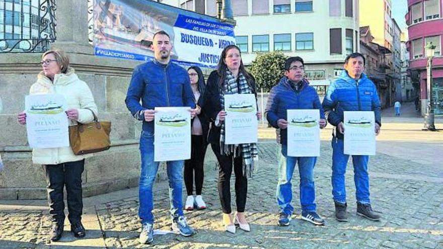 Familiares de los fallecidos en el naufragio del “Villa de Pitanxo”, ayer en Marín. |   // FDV