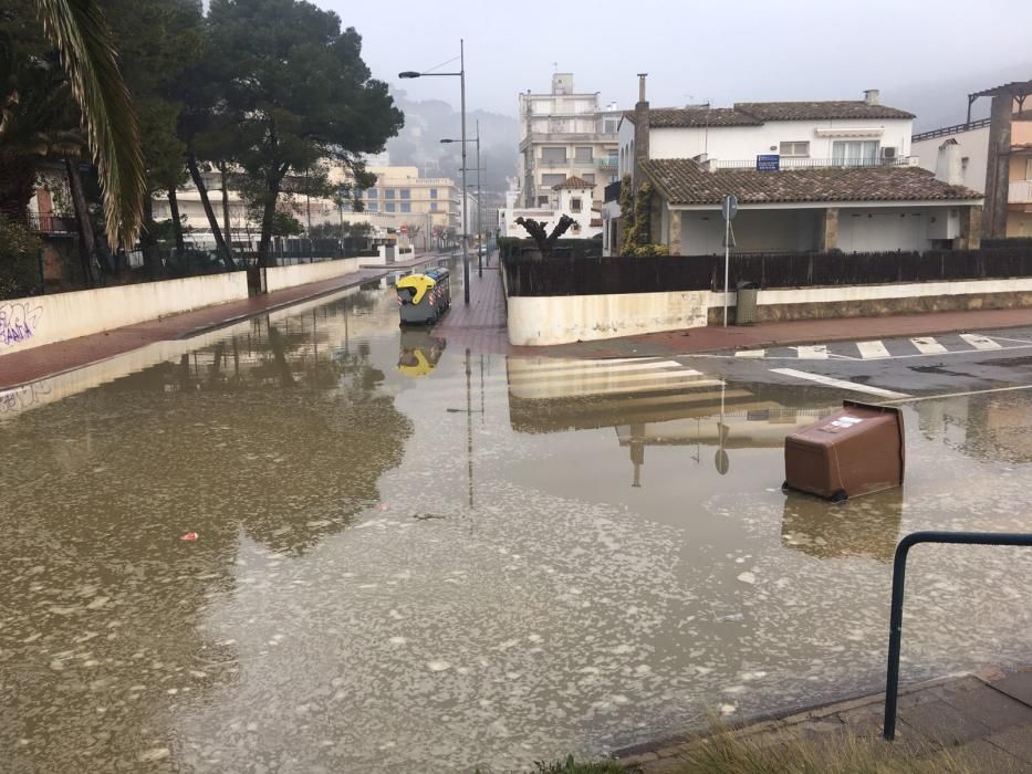 La llevantada a l''Estartit ha inundat diversos carrers