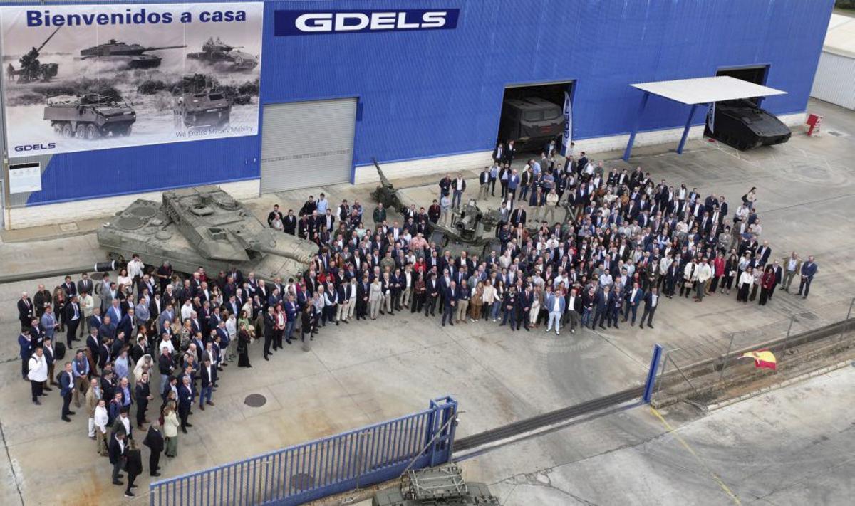 Representantes de empresas de defensa, en las instalaciones de Santa Bárbara en Alcalá de Guadaíra.  |