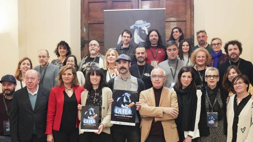 Foto de familia, con los autores del cartel «Adiós, cordera», Ester García Cortés y Pablo Tejón, en primera fila, entre Antón García, director general de Política Llingüística, y Conchita Méndez, concejala de Políticas Sociales del Ayuntamiento de Oviedo. | Irma Collín