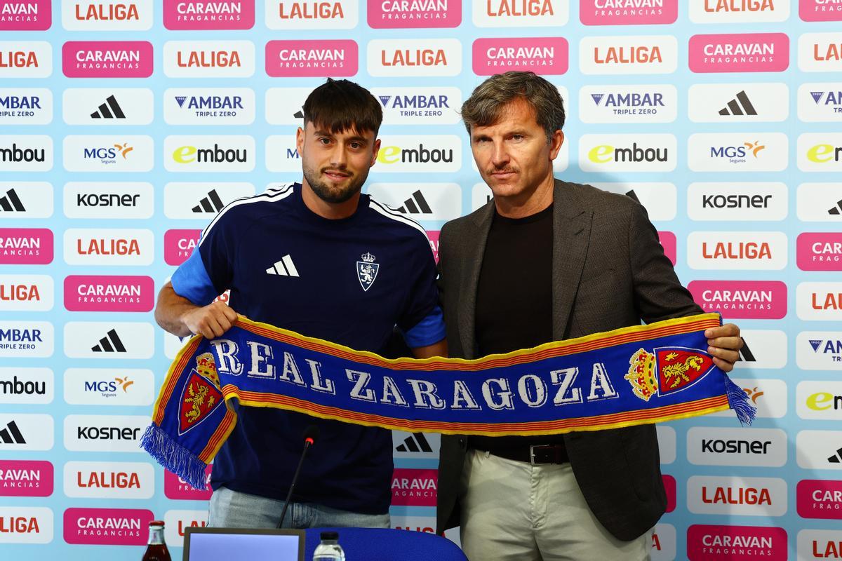 Lalo Arantegui posa con Jaume Jardí con una bufanda del Real Zaragoza.