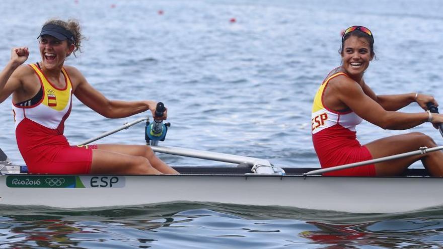 Anna Boada, esquerra, i la seva companya Aina Cid, després de classificar-se per a les semifinals dels Jocs Olímpics, que es disputaran aquesta tarda · EFE