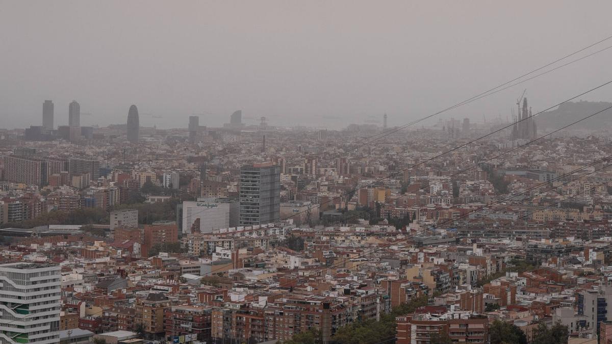 Vista panorámica de Barcelona bajo los efectos de la calima.