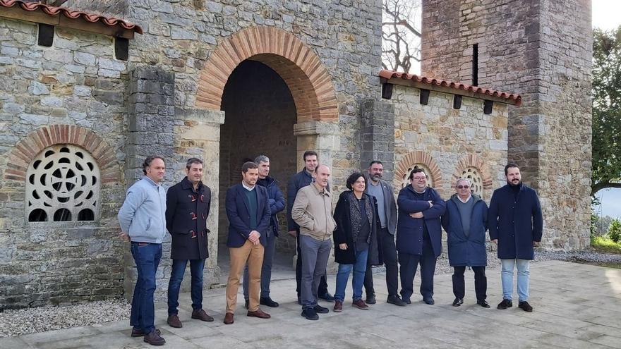 Por la derecha, Jorge Fernández-Mier, Alfonso Pereira, Luis Pacho, Daniel Cortizo, Berta Piñán, Pablo León, Luis Alfonso Domínguez, Marcos García, David López, Alejandro Sánchez y José Antonio del Fresno ante la iglesia.