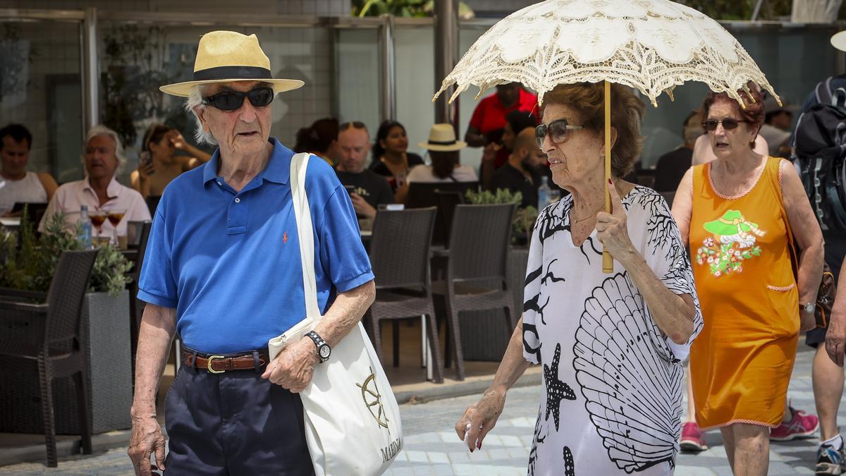 Sombrillas, paraguas y sombreros, para resguardarse del sol en Alicante.