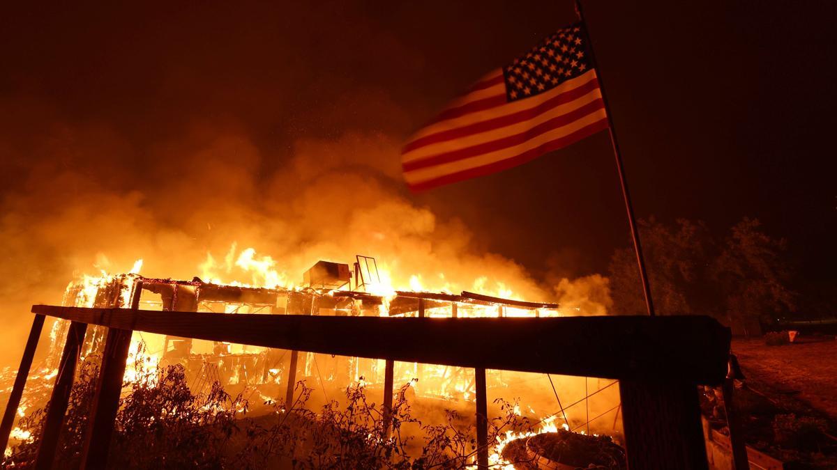 Un devastador fuego en Mariposa (California) se acerca al parque de Yosemite