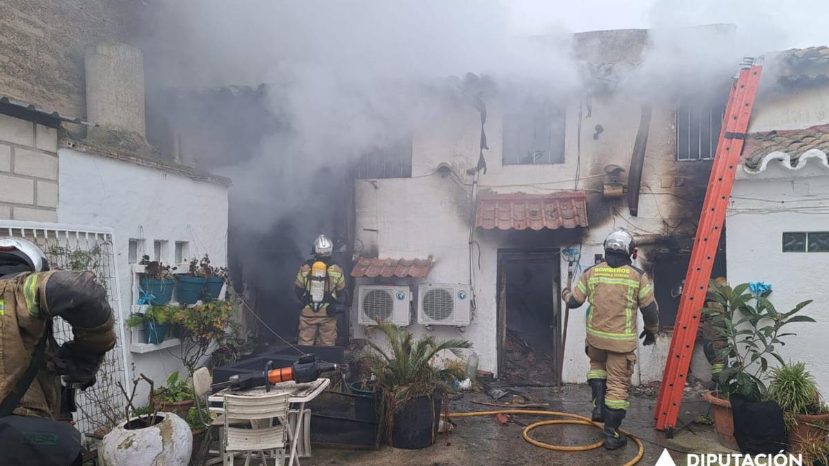 Efectivos de Bomberos tratan de controlar las llamas en la vivienda incendiada en Cabañas de Ebro.