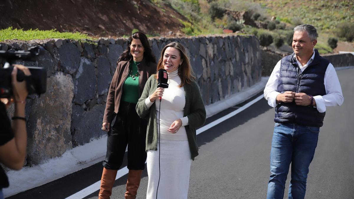 Evelia García, María Dolores Corujo y Alfredo Mendoza, en la carretera de Tabayesco.