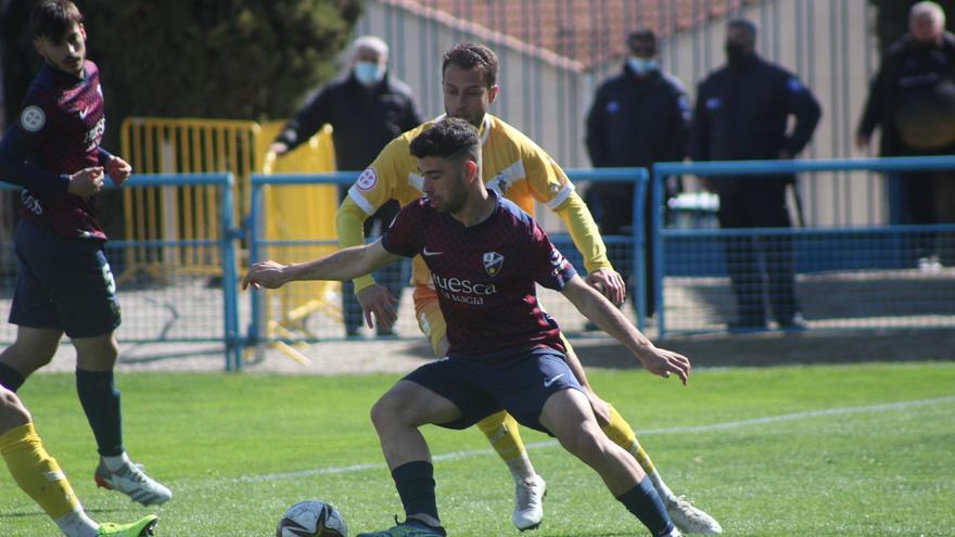 El Huesca B no puede rematar un partido loco