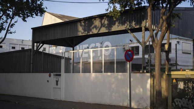 El lateral de la fàbrica de frens Tenneco que dona al carrer Guifré, a Badalona. | ZOWY VOETEN